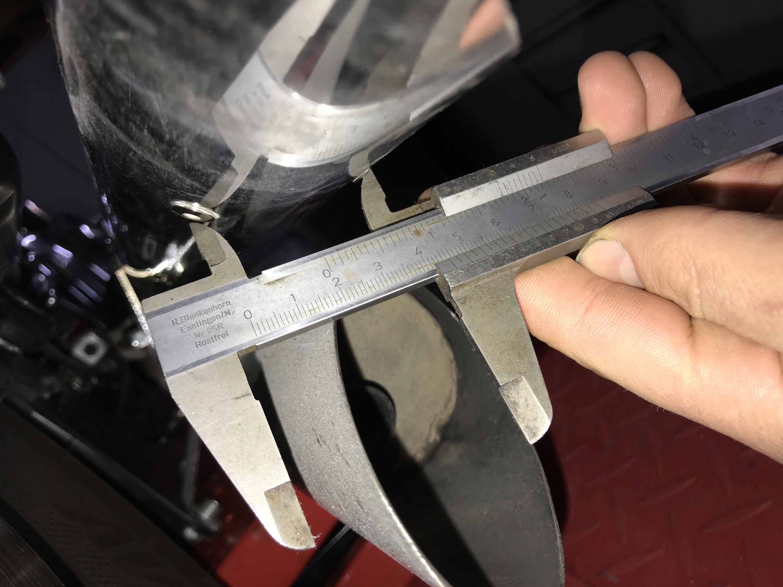 Messschieber bei der Maßkontrolle am Originalauspuffende
