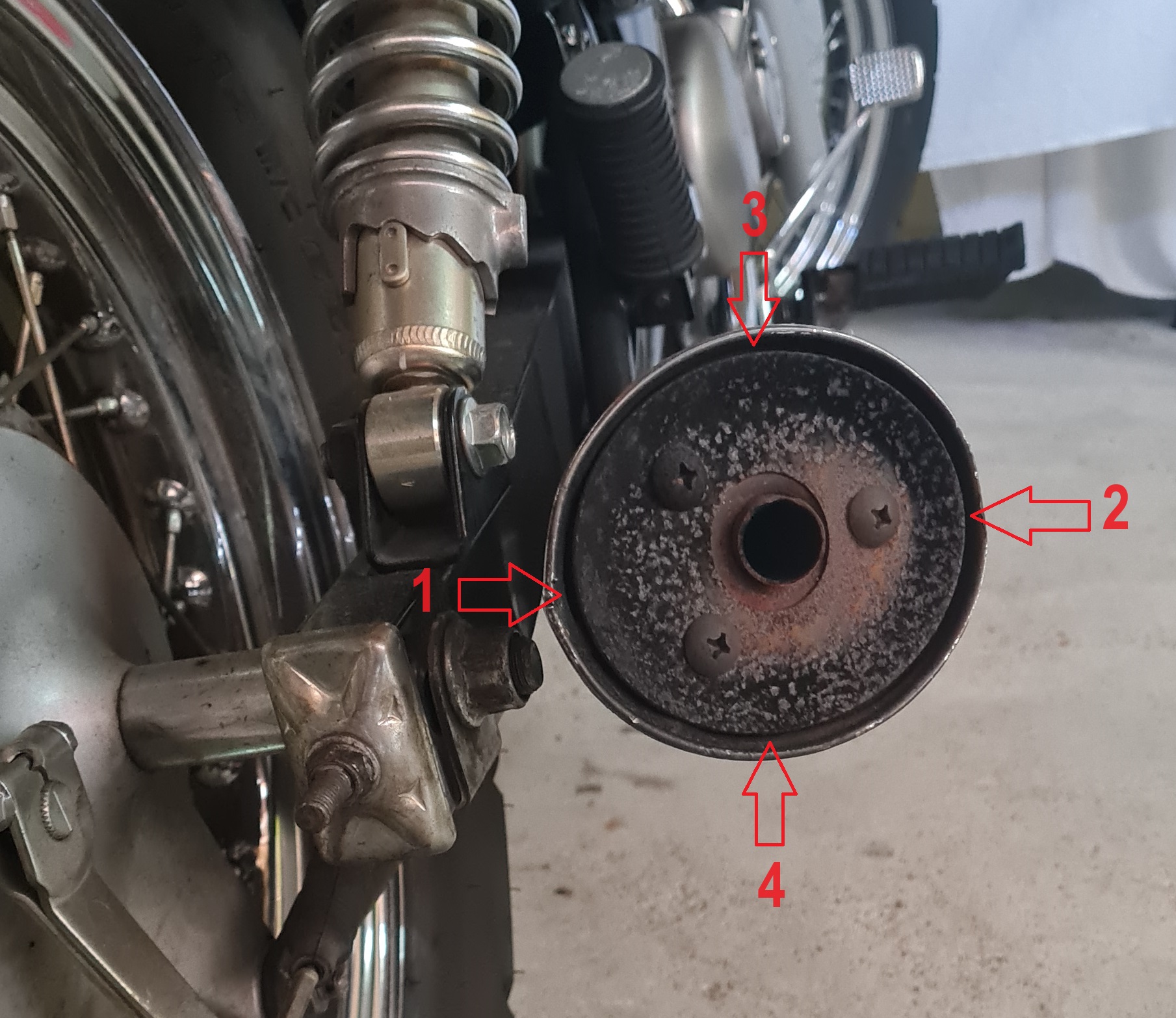 Verstellbarer dB-Killer Suzuki GZ 125 Auspuffende schräg