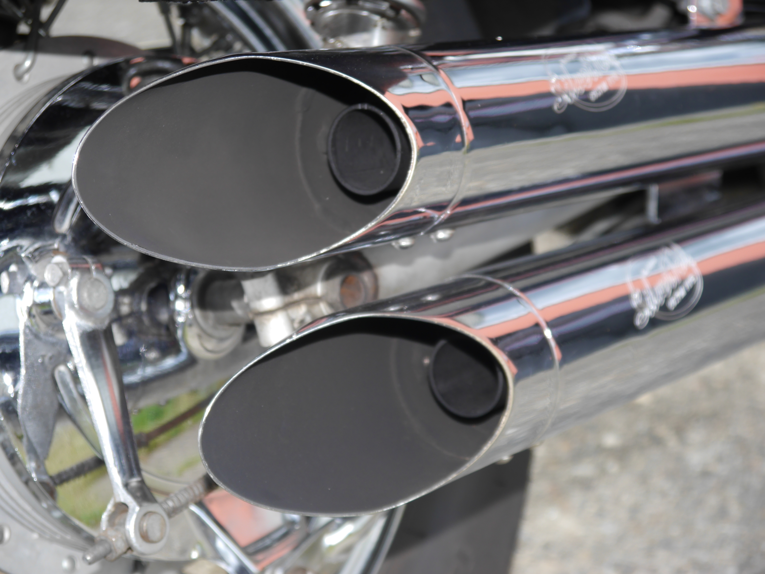 Verstellbarer T-300 in Silvertail Auspuff K02 an Yamaha Virago 535